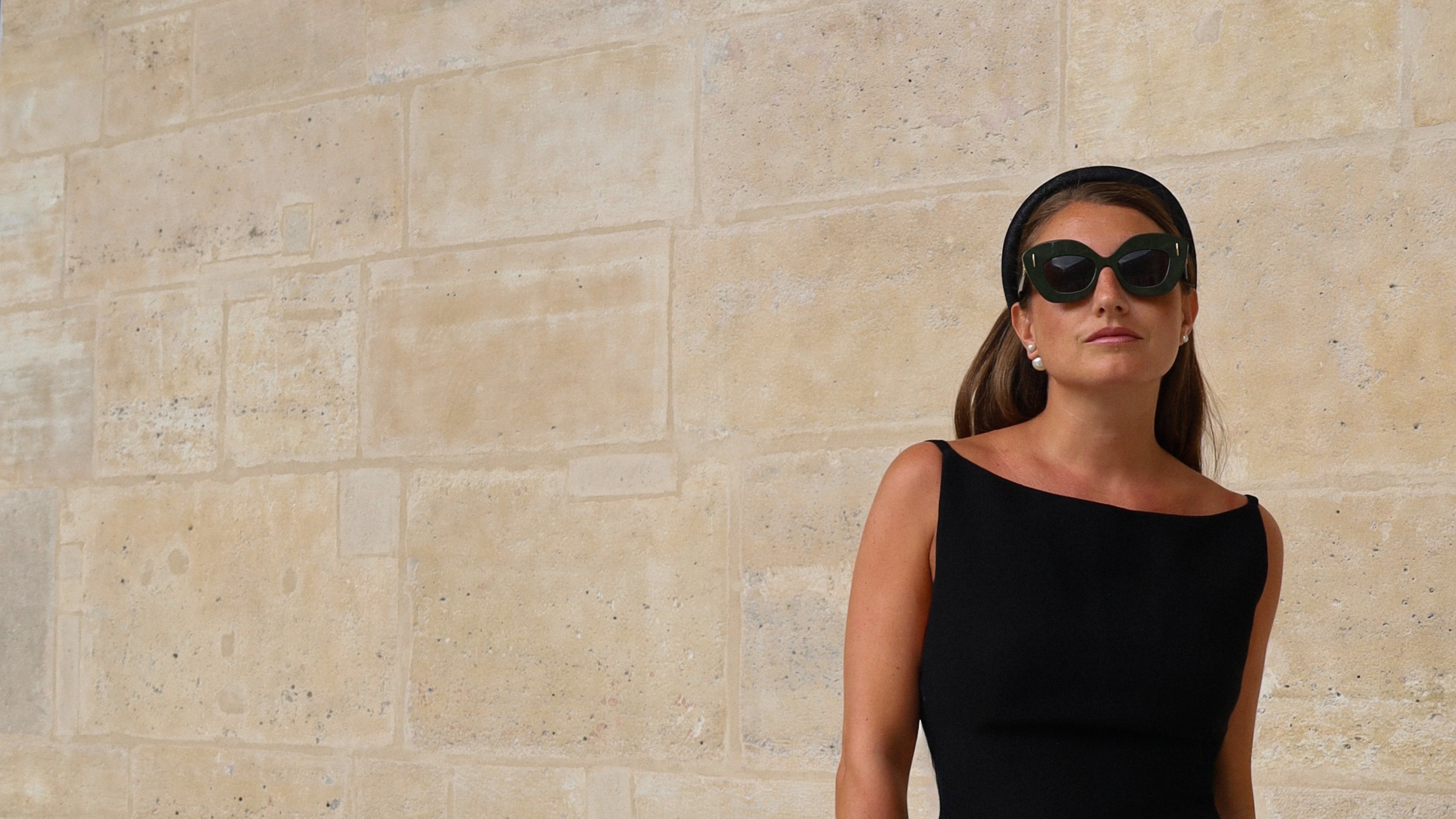 Accessoire cheveux Raphia Paris porté dans un style élégant