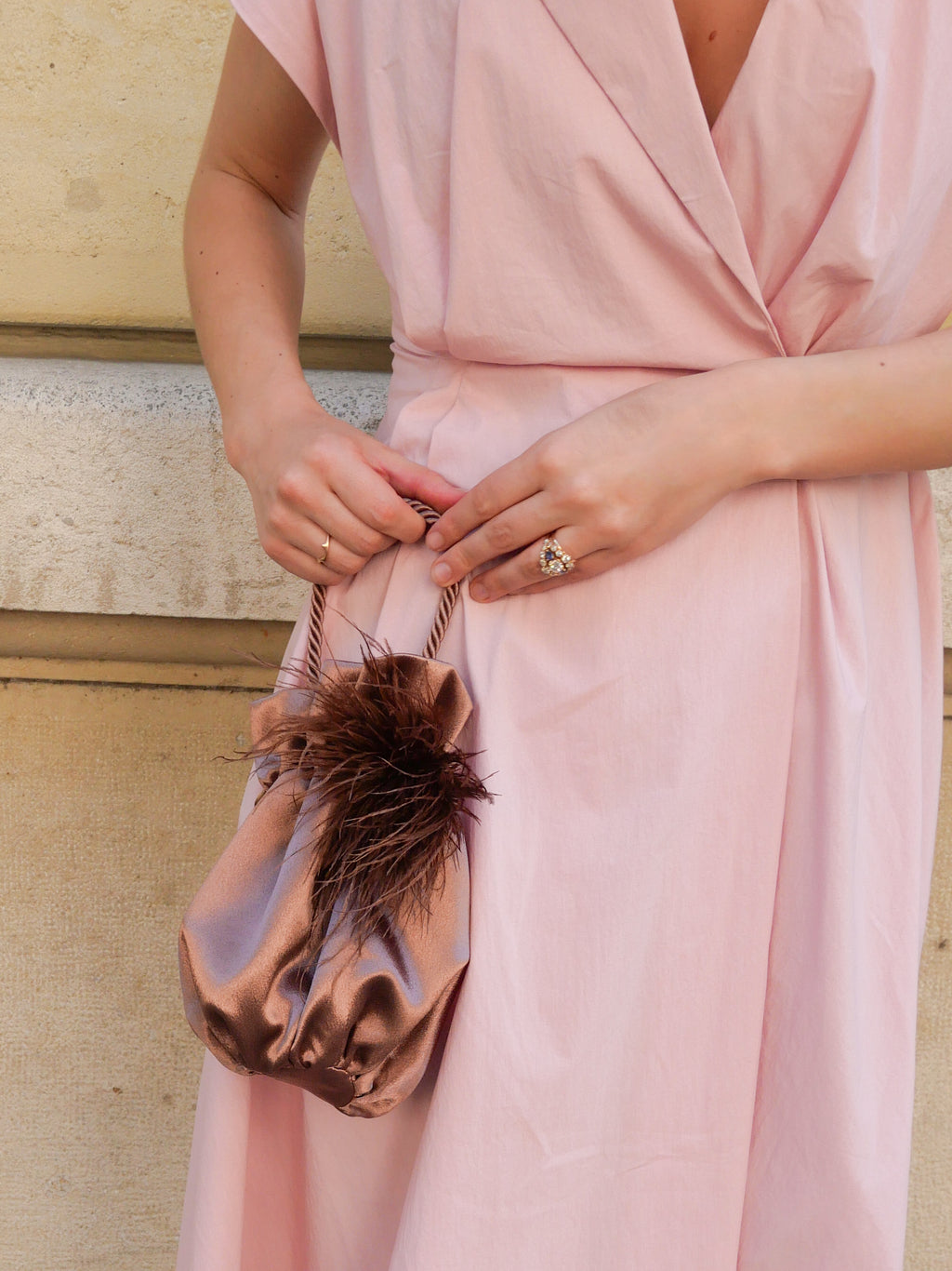 mini sac avec anse et pompon pour tenue de ceremonie