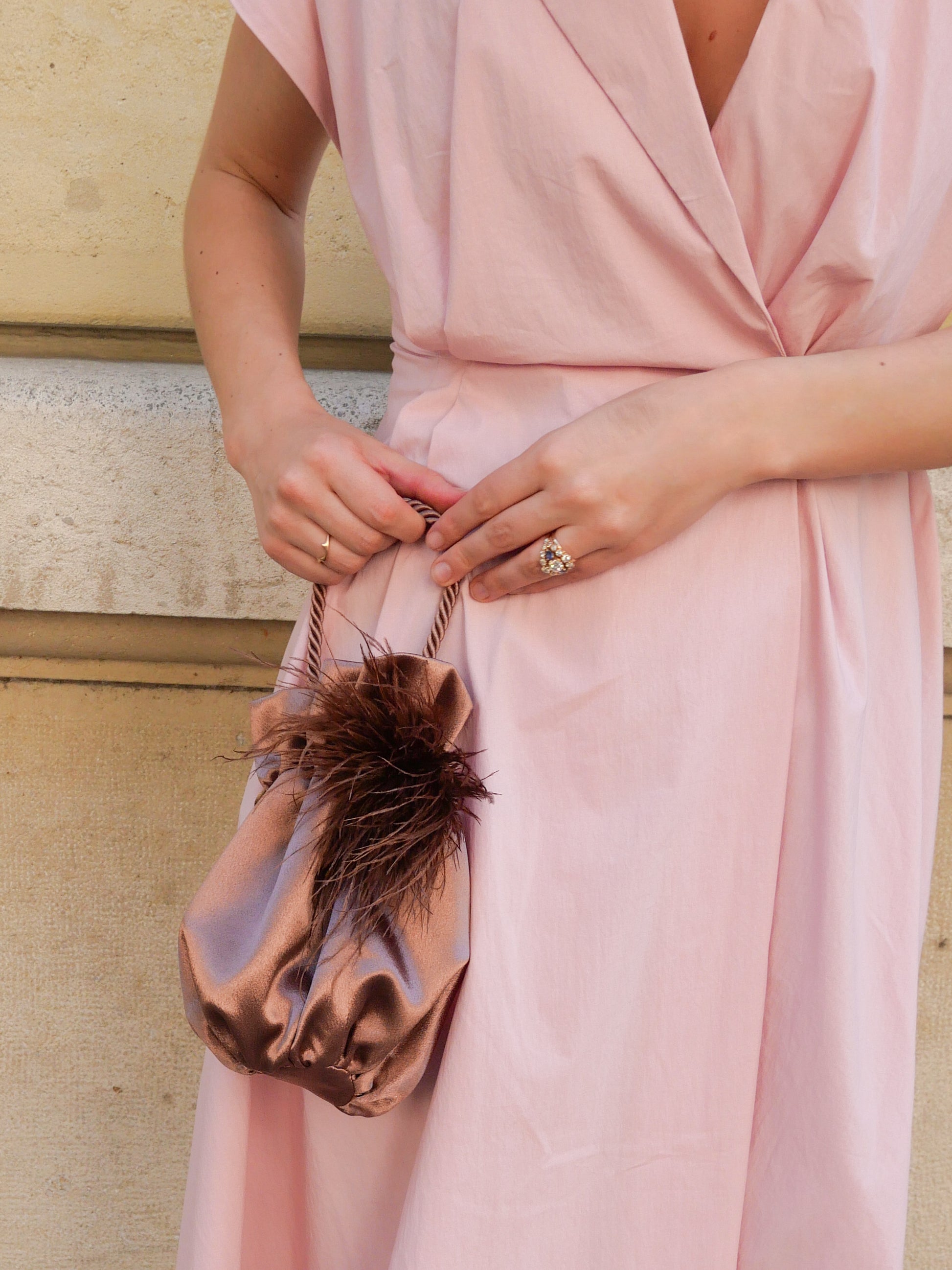 mini sac avec anse et pompon pour tenue de ceremonie