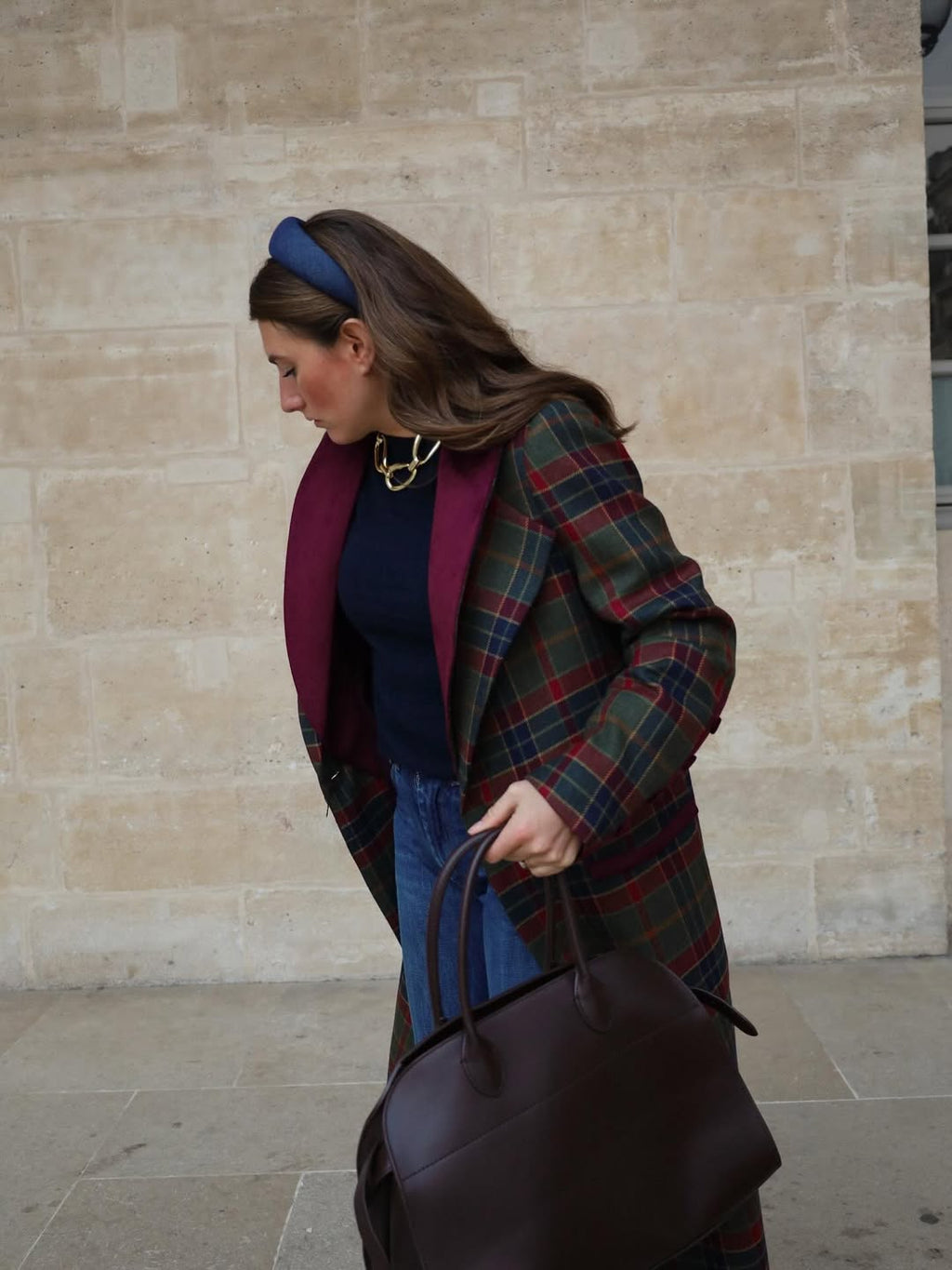 Accessoire cheveux Raphia Paris en jean porté dans un style élégant