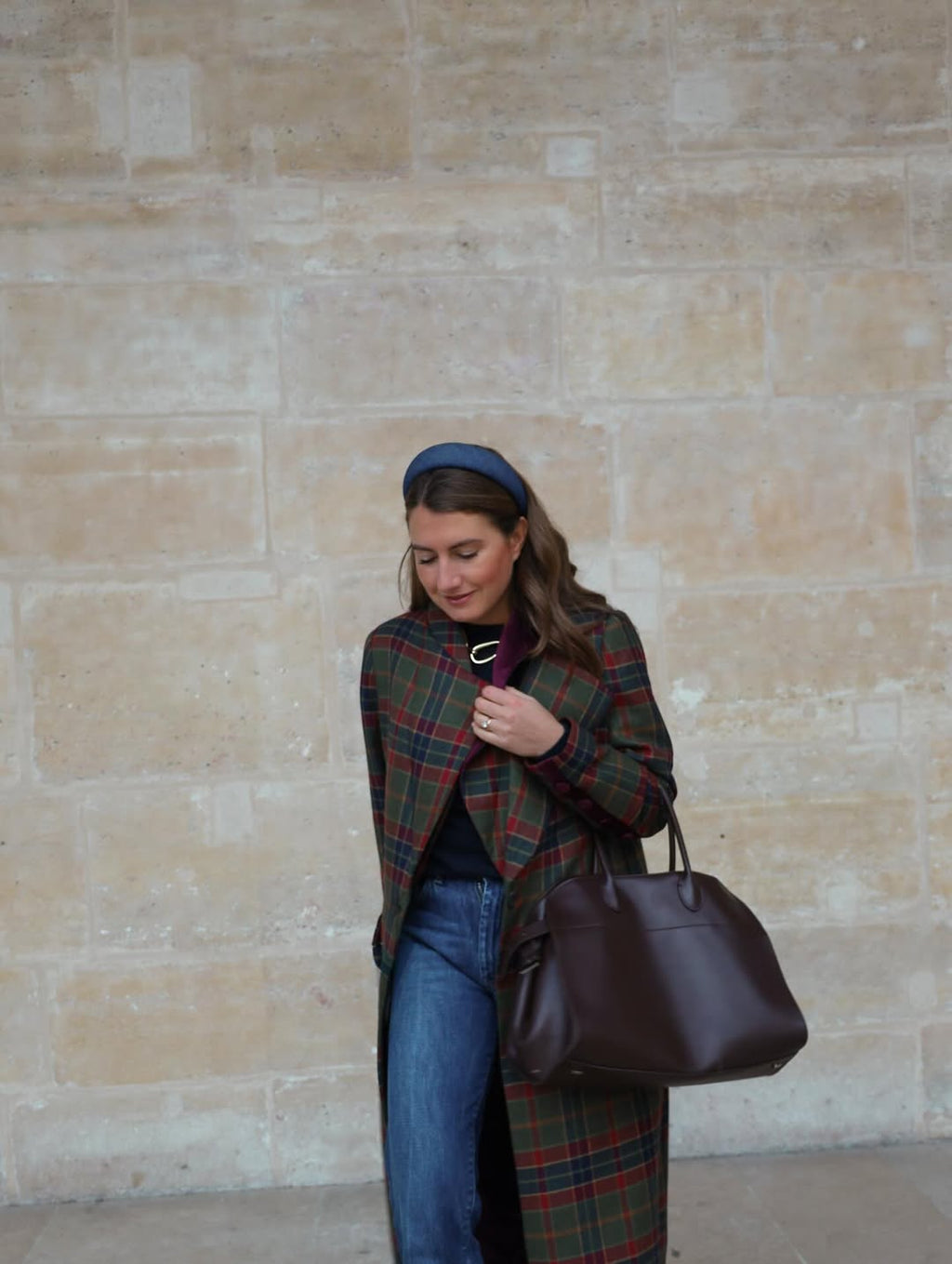 Serre-tête chic porté avec une tenue parisienne élégante