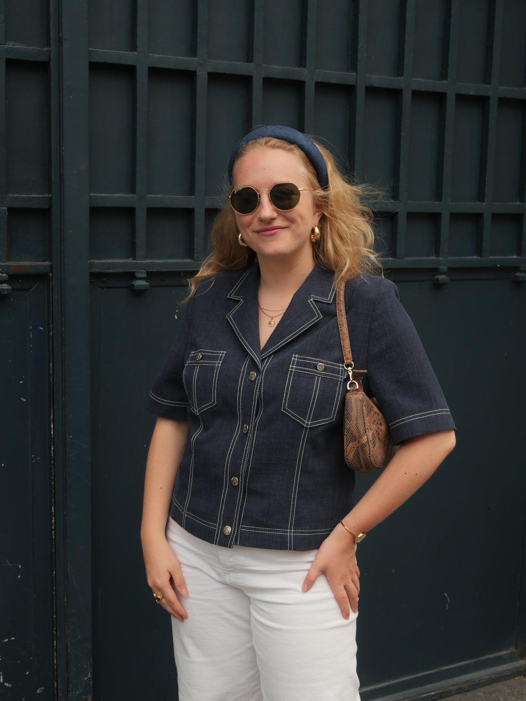 Serre-tête en jean Raphia Paris porté avec un look parisien contemporain