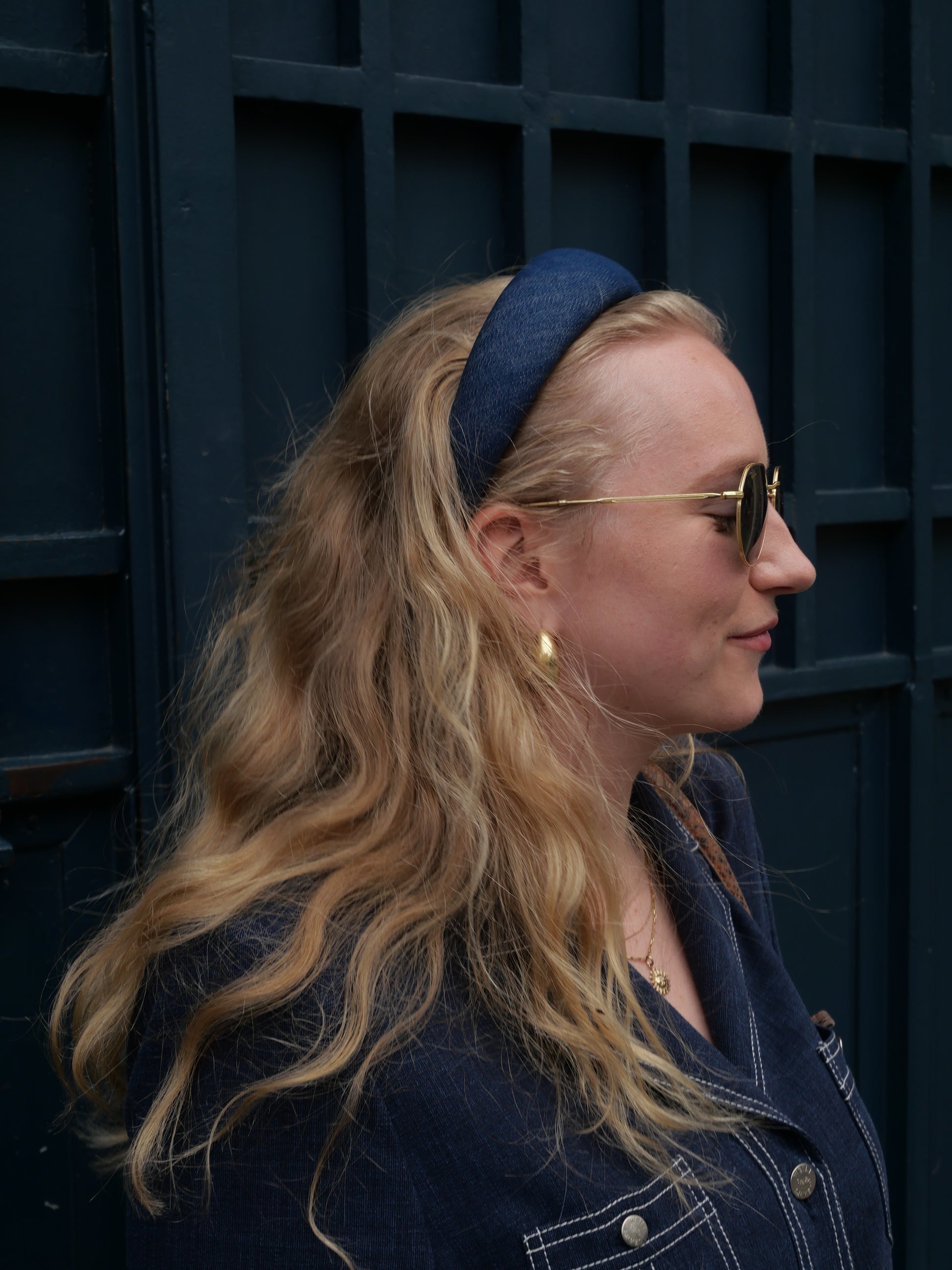 Serre-tête en jean Raphia Paris porté avec une tenue élégante du quotidien