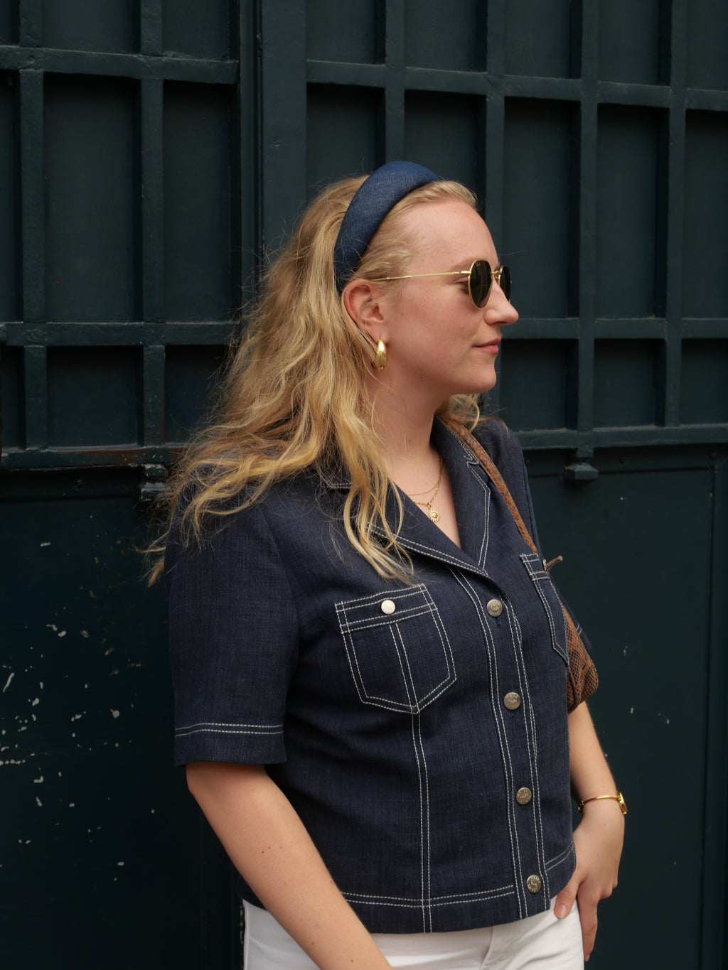 Accessoire cheveux en jean Raphia Paris porté dans un look casual chic