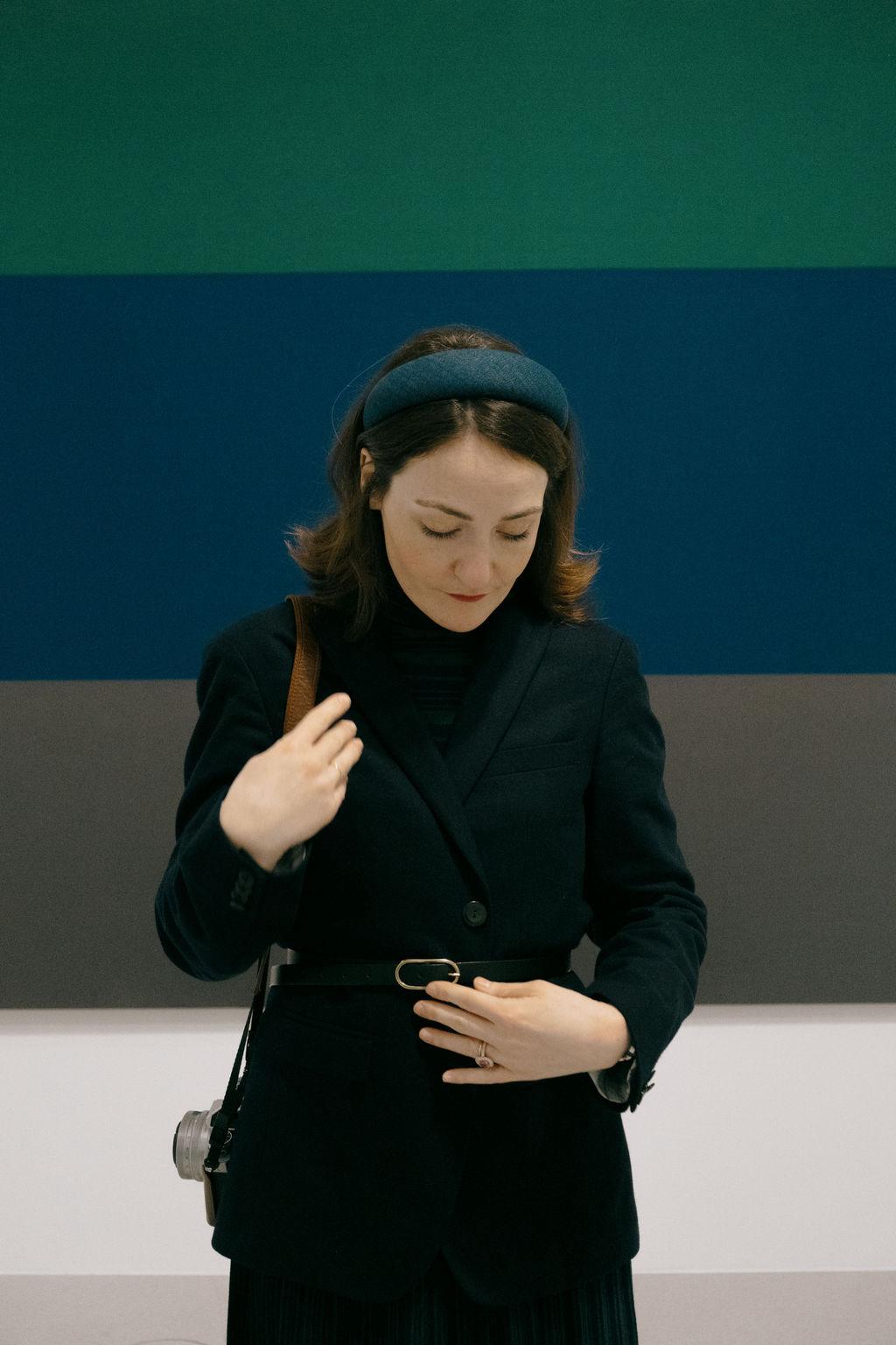Détail d’un accessoire cheveux Raphia Paris