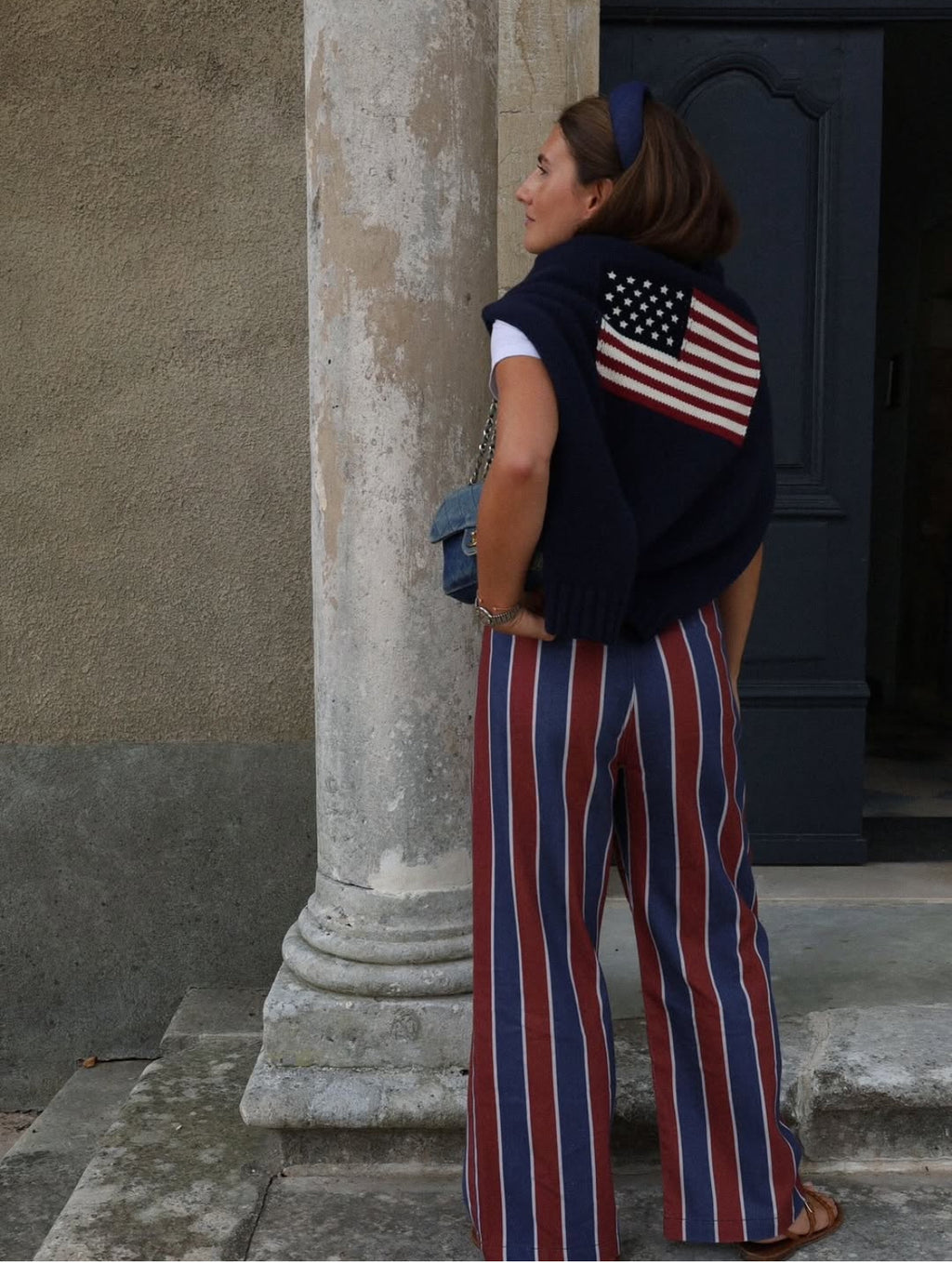 Femme portant un serre-tête Raphia Paris dans un look chic