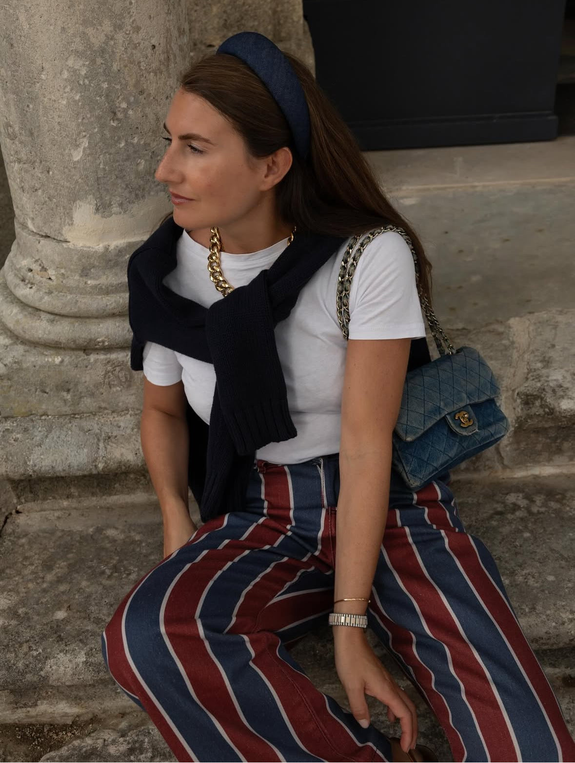 Serre-tête chic porté avec une tenue parisienne élégante