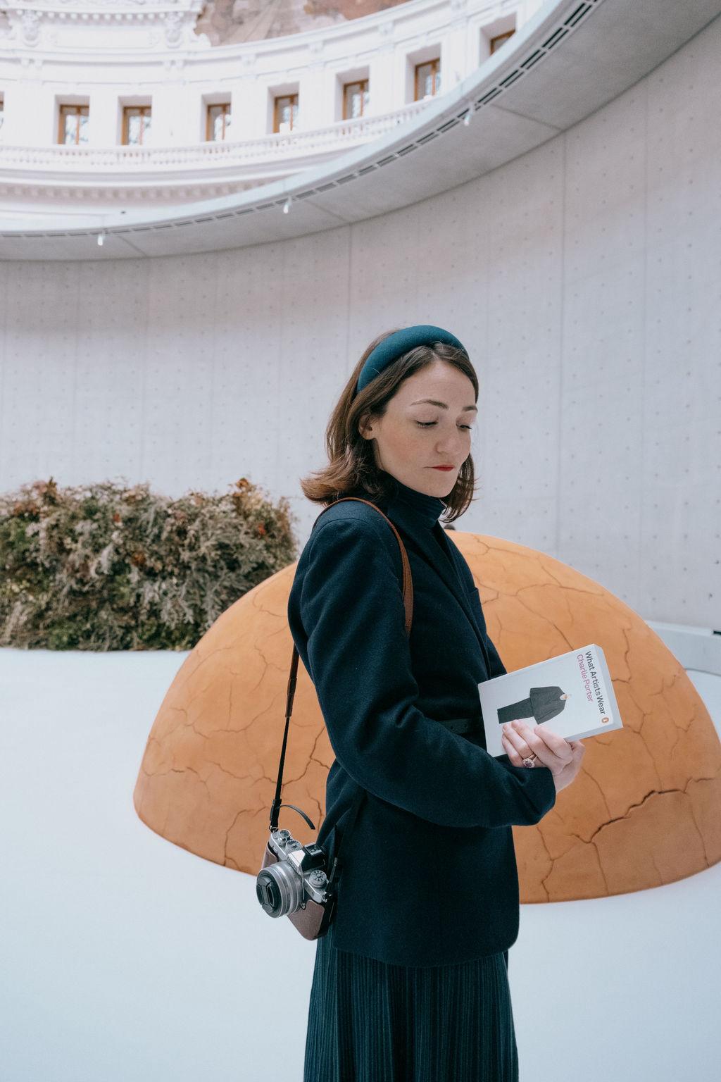 Femme portant un serre-tête élégant Raphia Paris