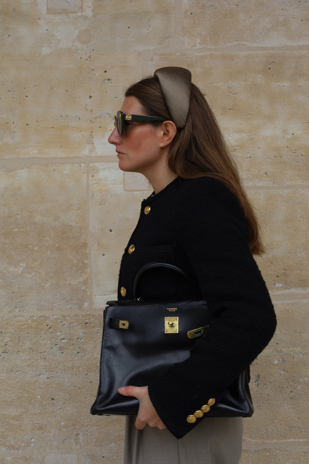 Femme portant un serre-tête Raphia Paris dans un look chic