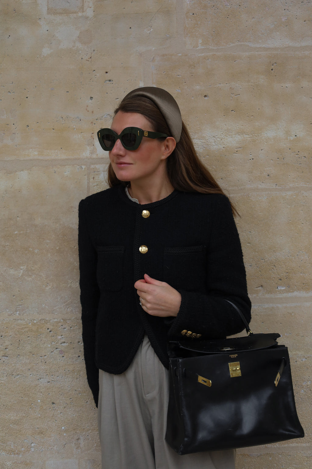 Serre-tête raffiné porté dans un look élégant