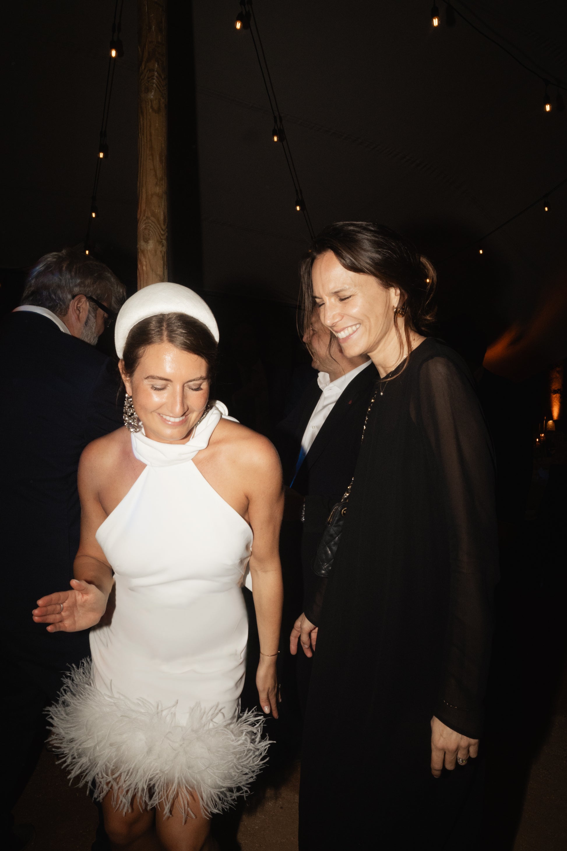 Serre-tête élégant Raphia Paris porté avec une tenue de cérémonie