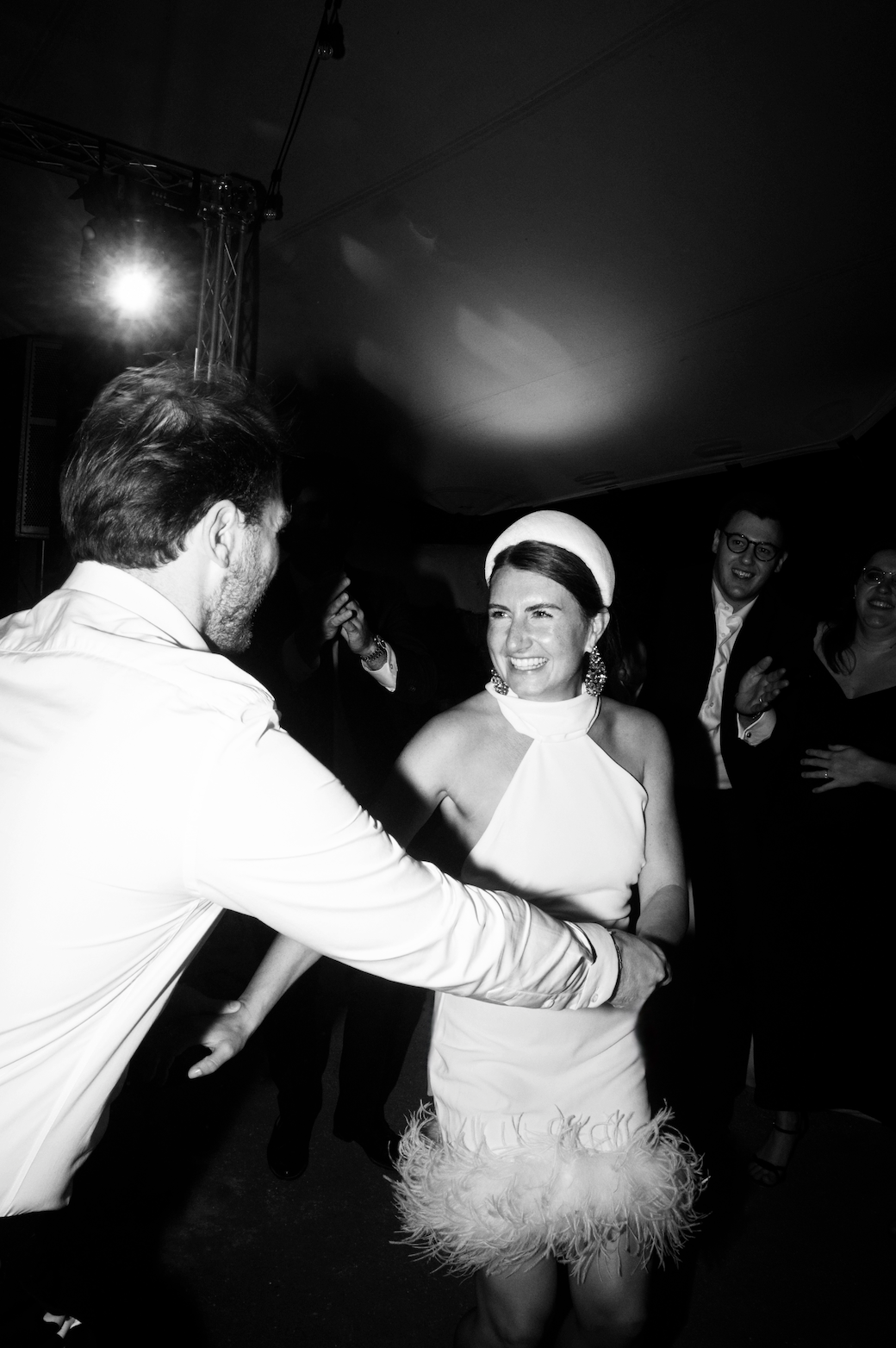 Serre-tête élégant porté avec une robe de mariée de soirée