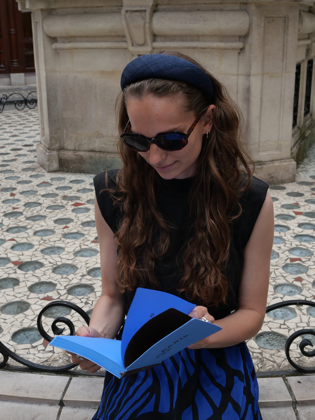 Femme portant un serre-tête élégant Raphia Paris