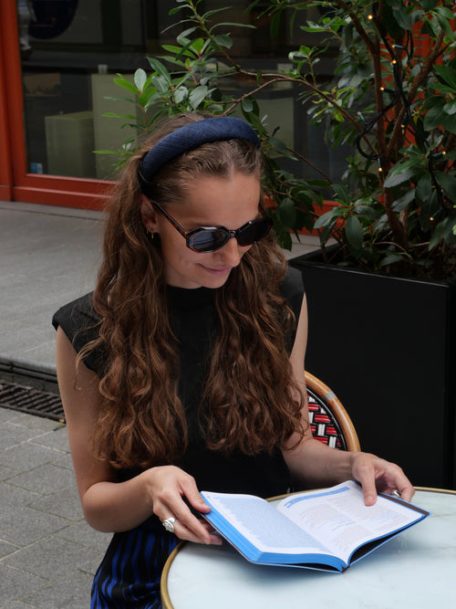 Serre-tête chic porté avec une tenue parisienne élégante