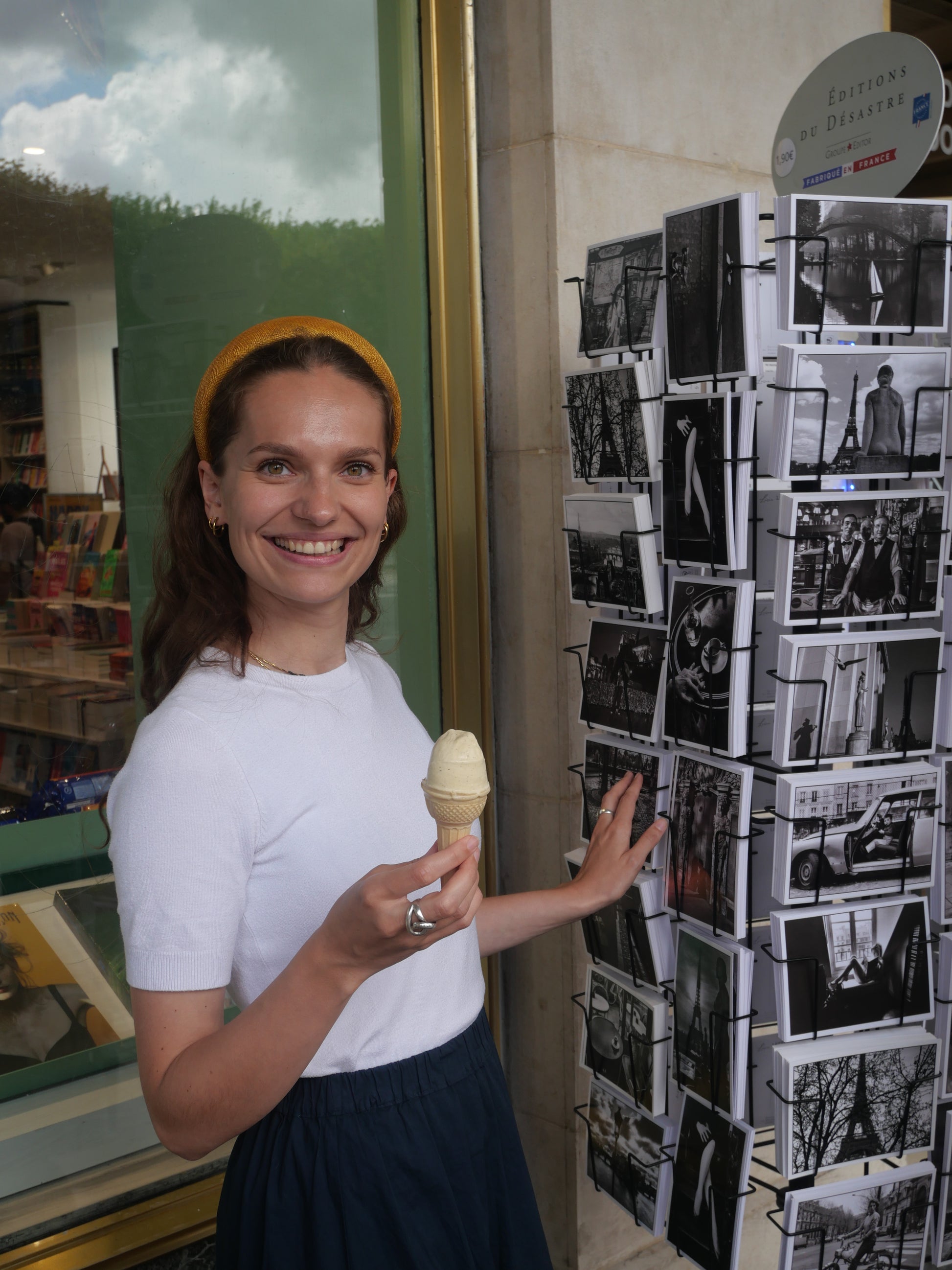 Accessoire cheveux Raphia Paris porté dans un style élégant