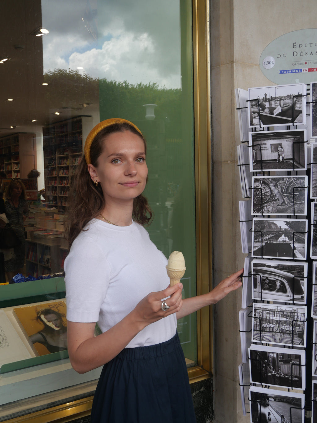 Serre-tête Raphia Paris dans un look mode féminin