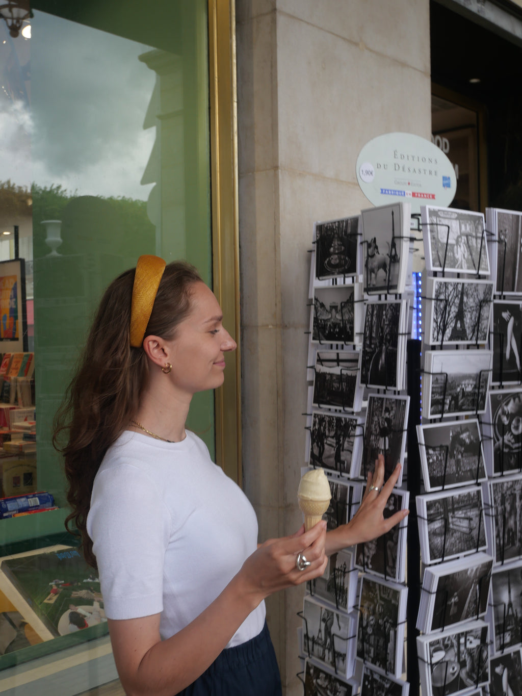 Serre-tête Raphia Paris porté avec une tenue élégante