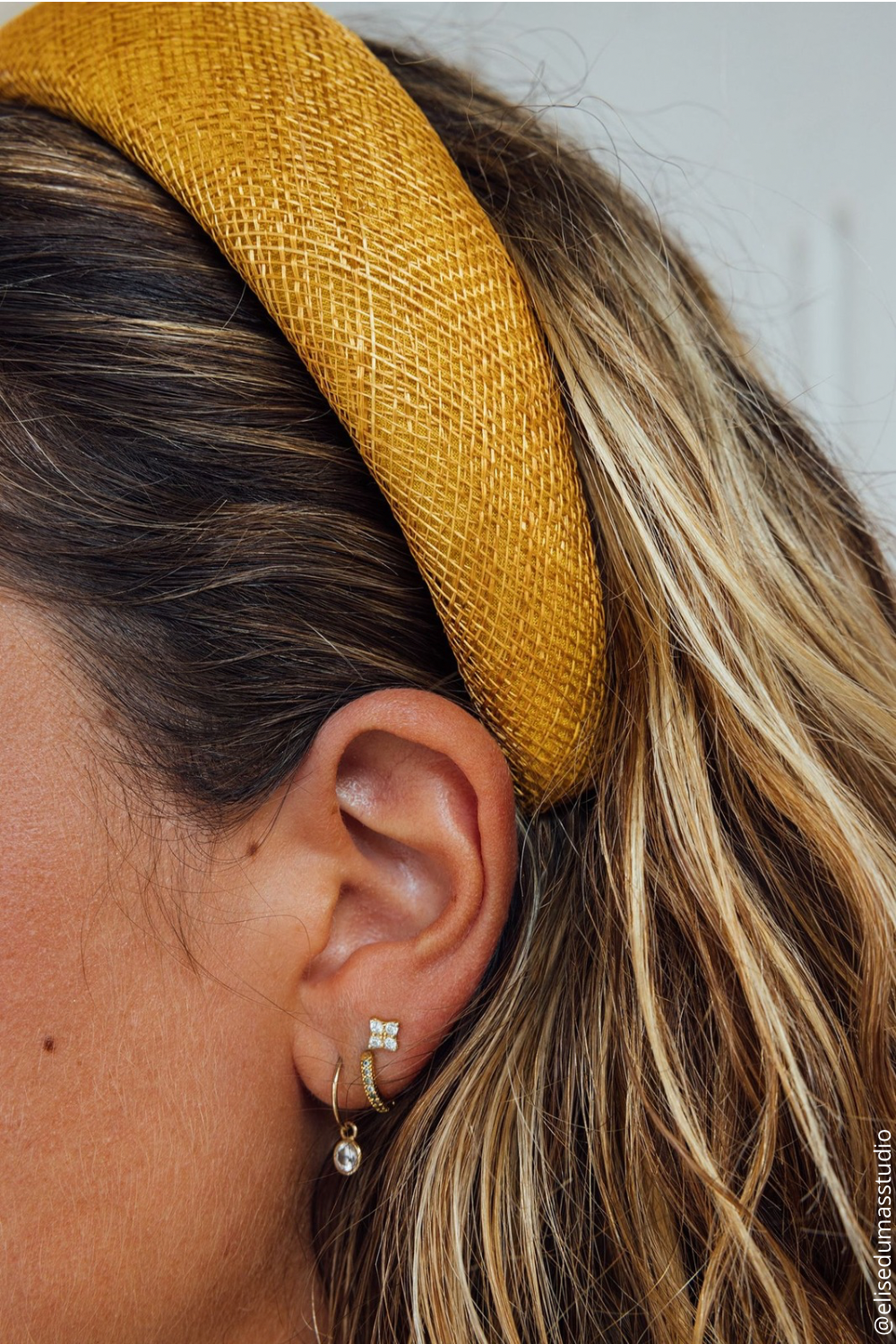 Accessoire cheveux Raphia Paris porté avec une tenue de cérémonie