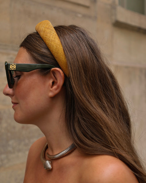 Serre-tête Raphia Paris dans un look élégant de fête