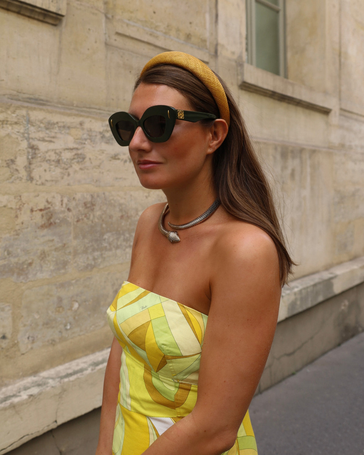 Serre-tête élégant en sinamay doré Raphia Paris pour une soirée