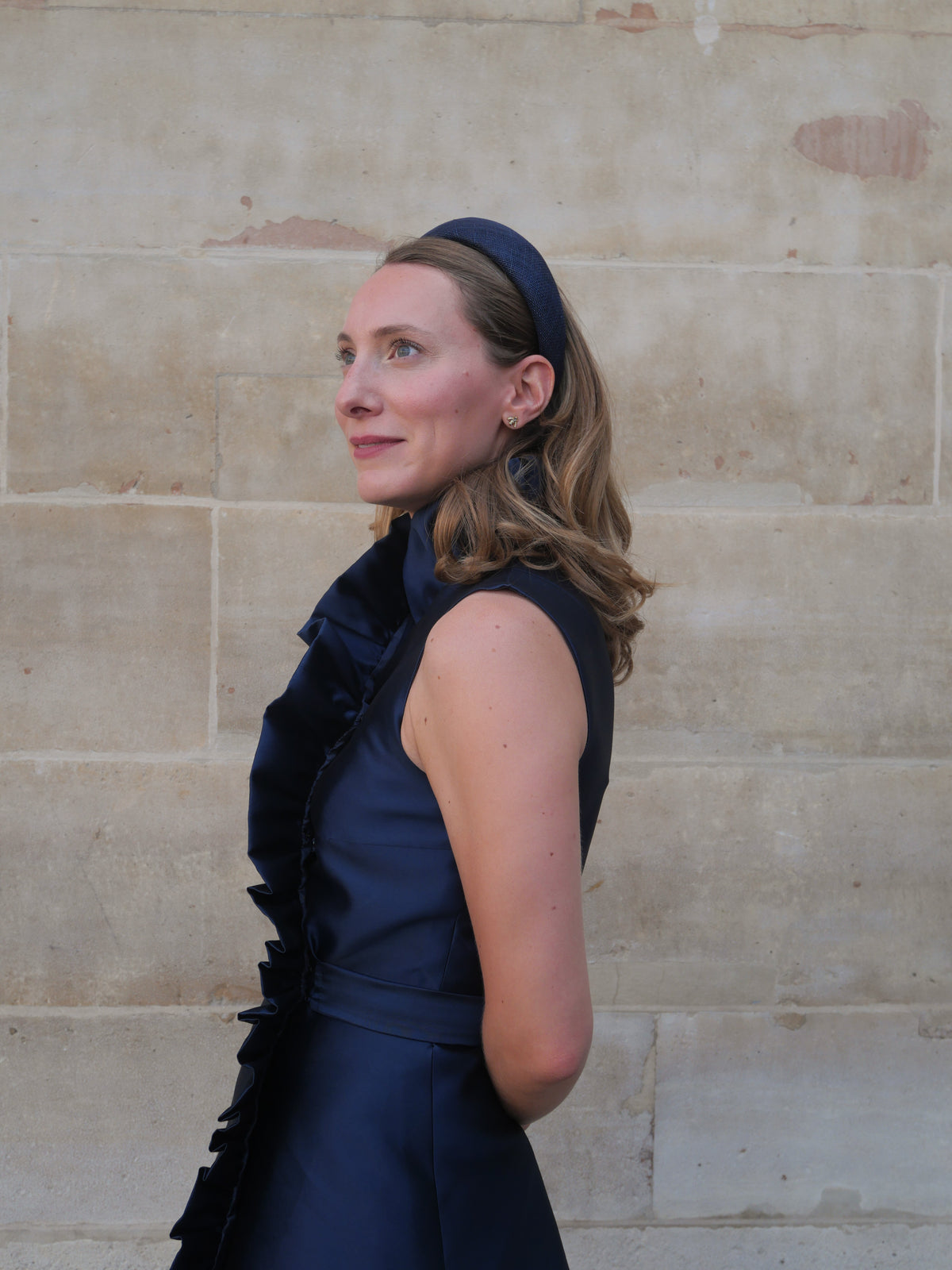 Look soirée chic avec robe bleu marine et serre-tête élégant