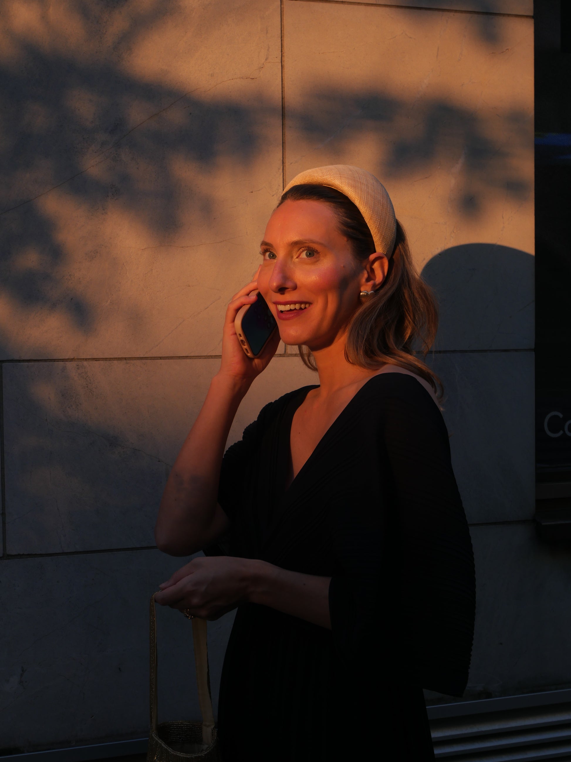 Serre-tête élégant Raphia Paris porté avec une tenue de cérémonie