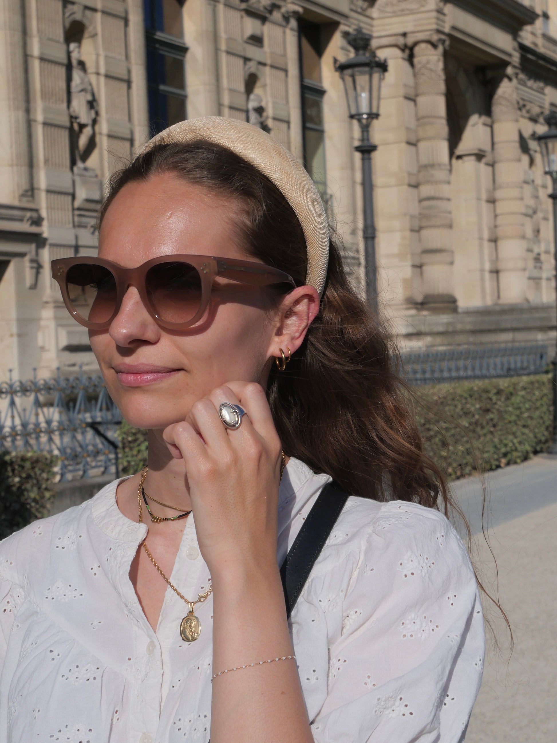 Détail d’un accessoire cheveux Raphia Paris