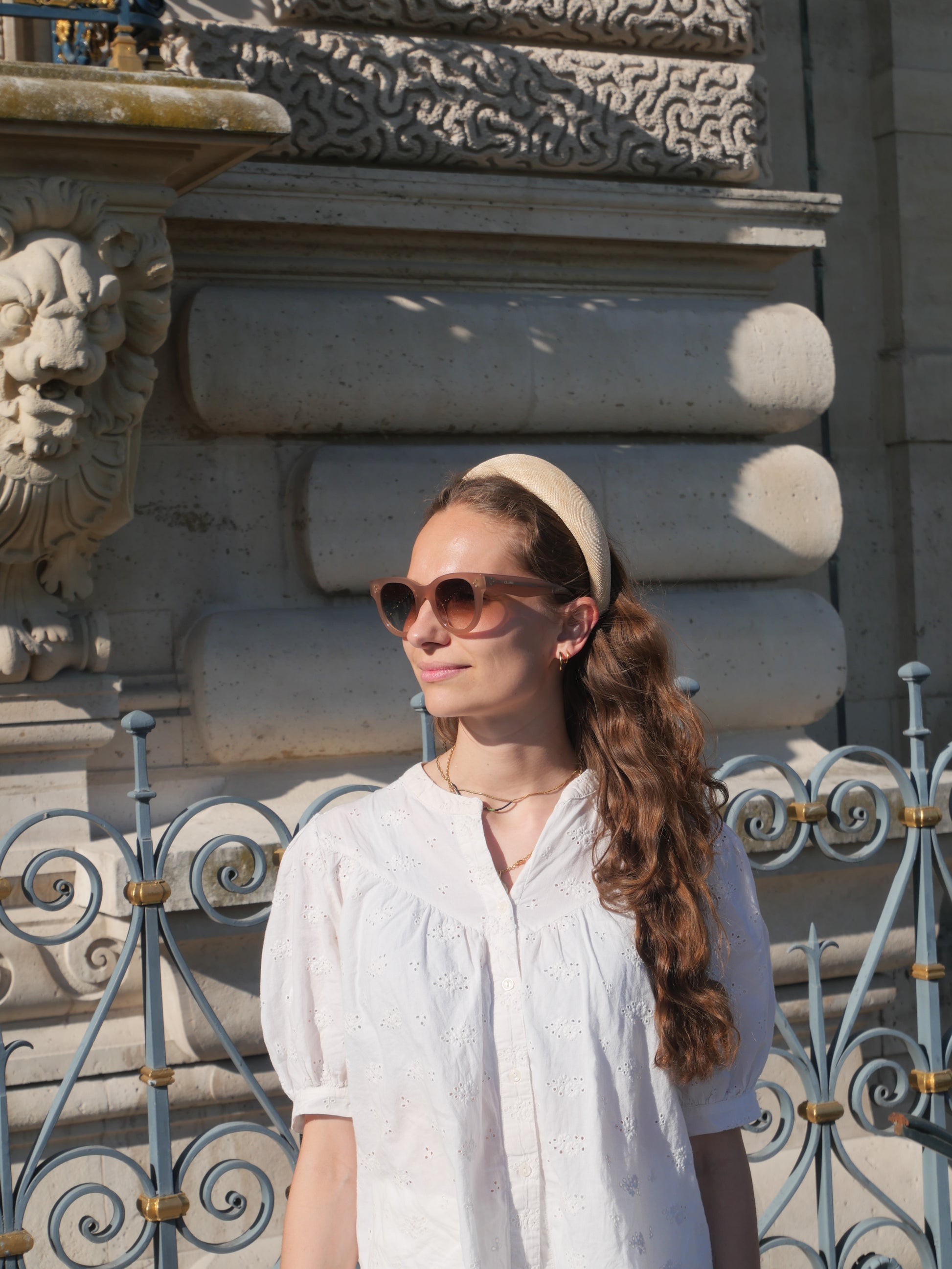Serre-tête raffiné Raphia Paris porté dans un look féminin