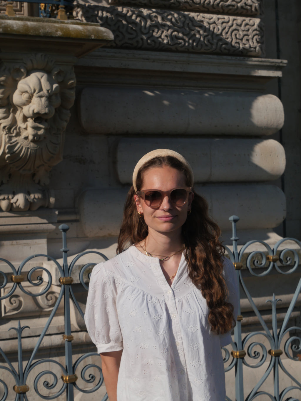 Portrait d’une femme portant un serre-tête élégant