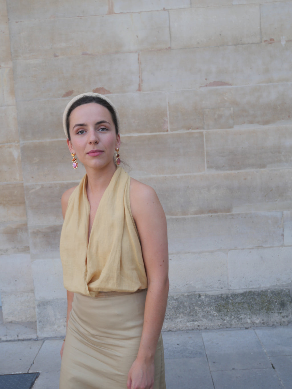 Serre-tête Raphia Paris porté avec une robe d’invitée de mariage