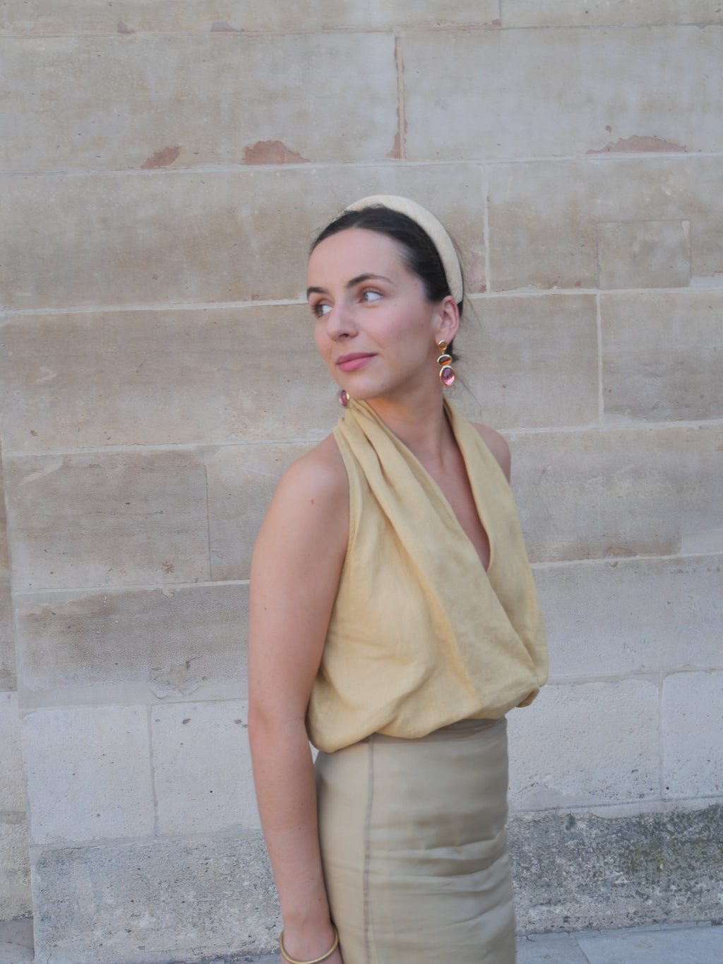 Femme portant un serre-tête élégant pour un mariage
