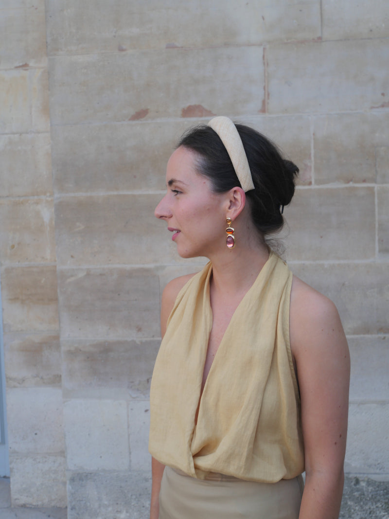 Serre-tête Raphia Paris dans un look féminin pour un mariage