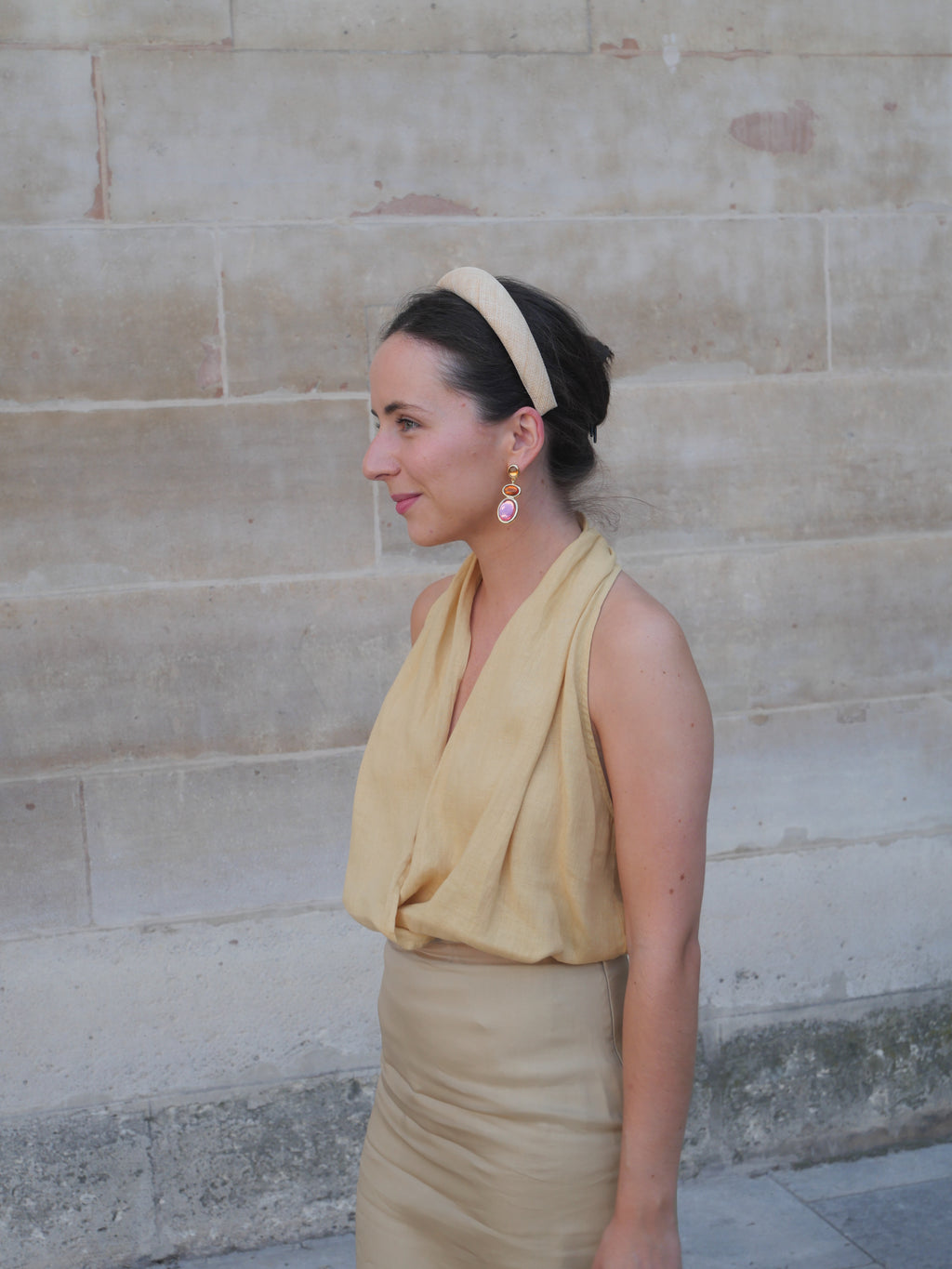 Serre-tête élégant pour accompagner une tenue d’invitée de mariage