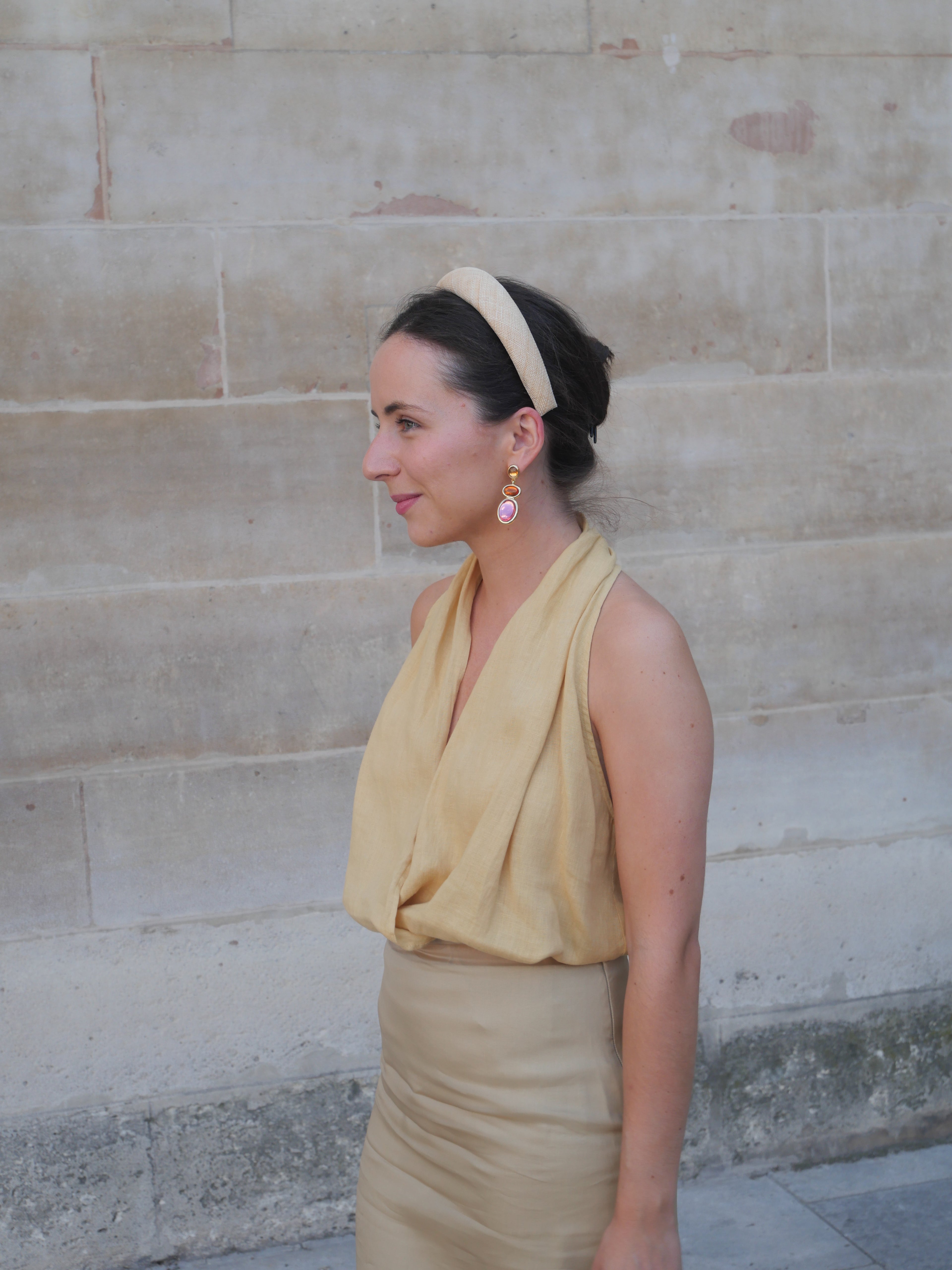 Serre-tête élégant pour accompagner une tenue d’invitée de mariage