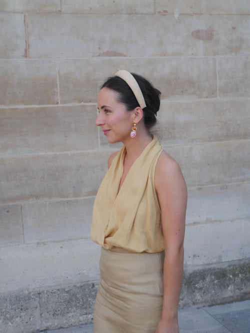 Serre-tête élégant pour accompagner une tenue d’invitée de mariage