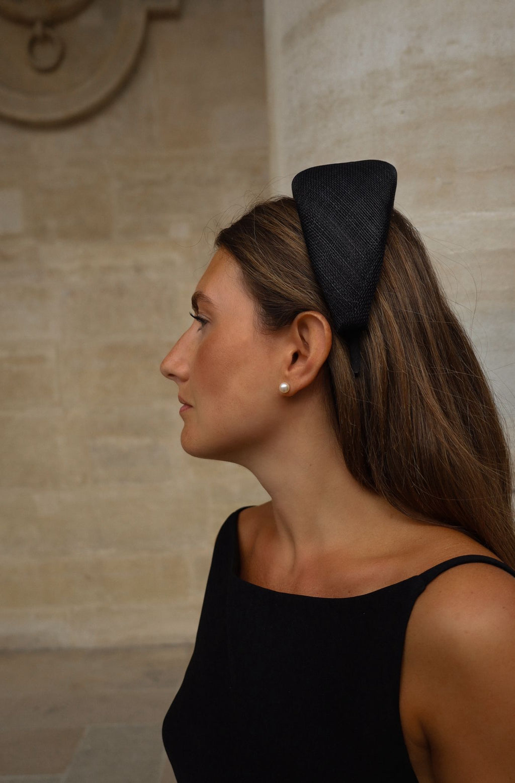 Serre-tête fin en raphia beige Raphia Paris porté avec une tenue de cérémonie