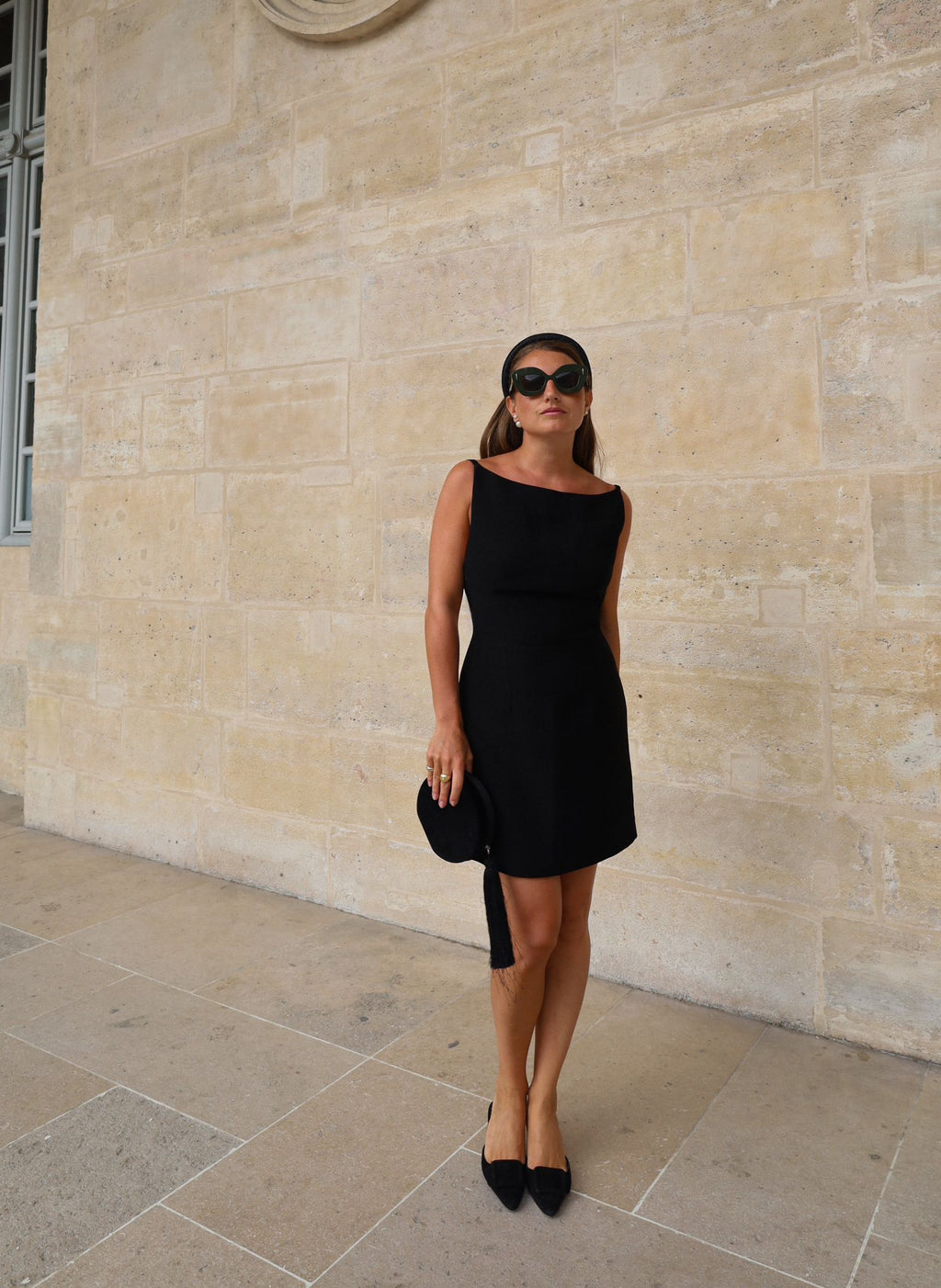 Serre-tête Raphia Paris dans un look élégant de fête