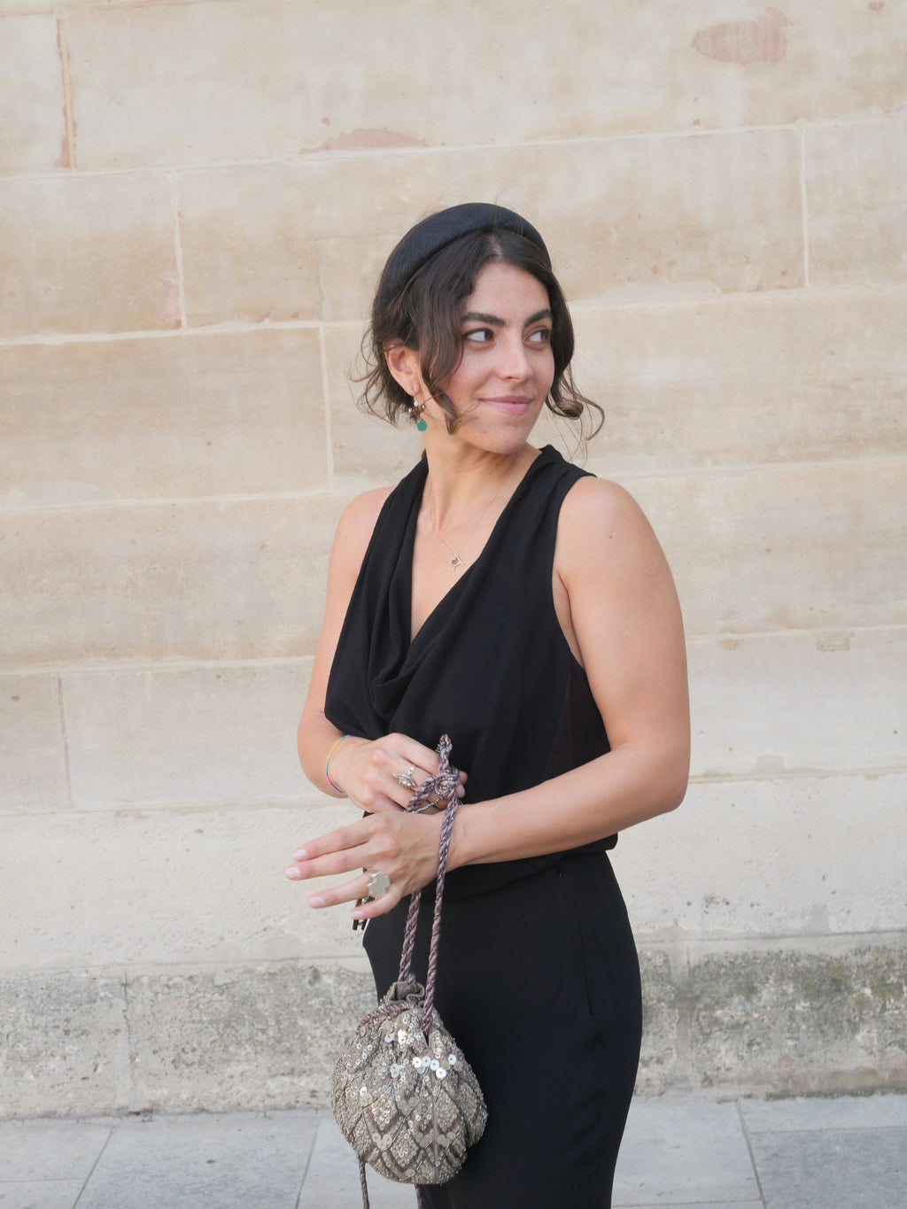 Serre-tête Raphia Paris pour un look d’invitée de mariage chic