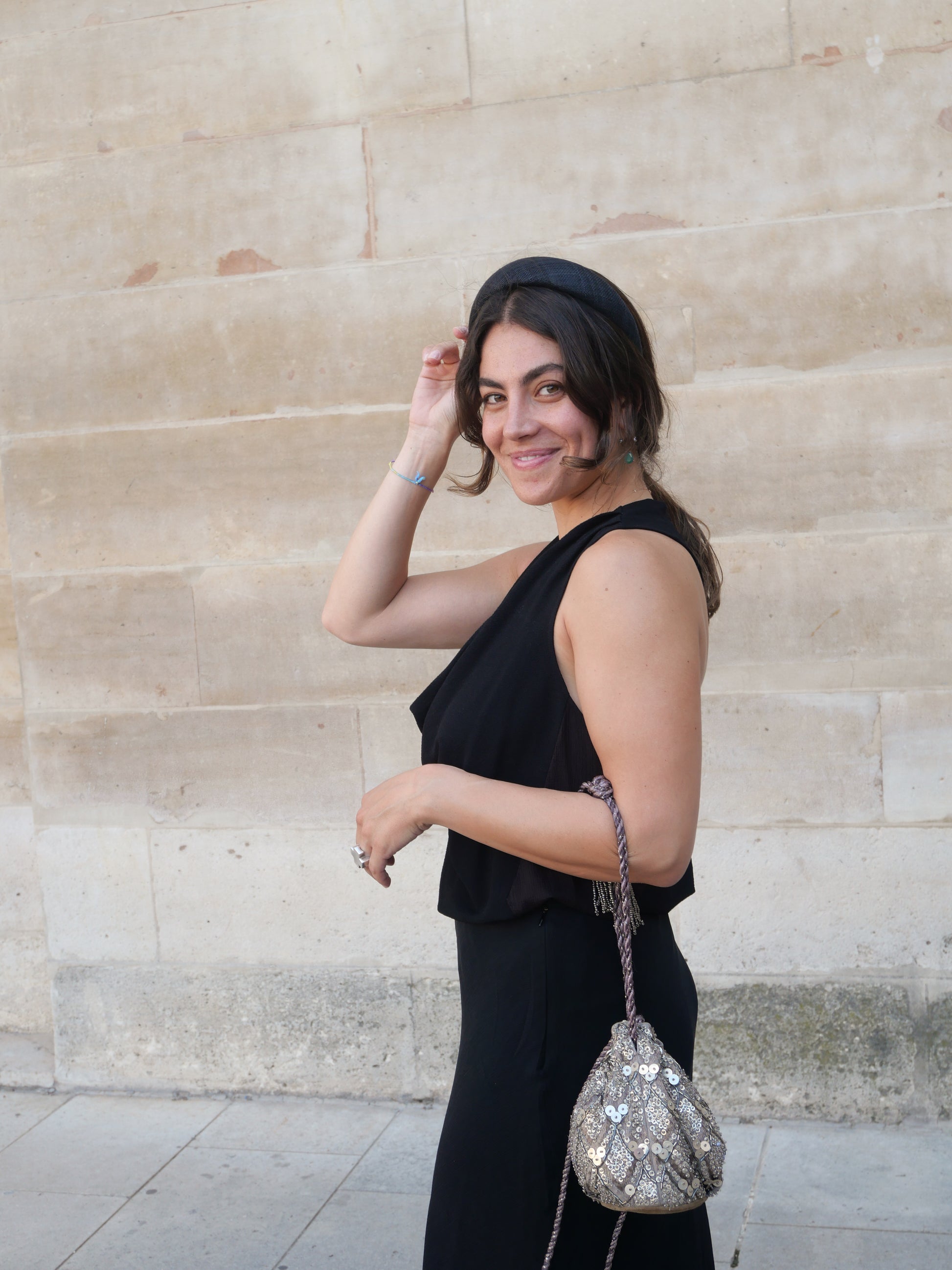 Accessoire cheveux Raphia Paris porté dans un style élégant