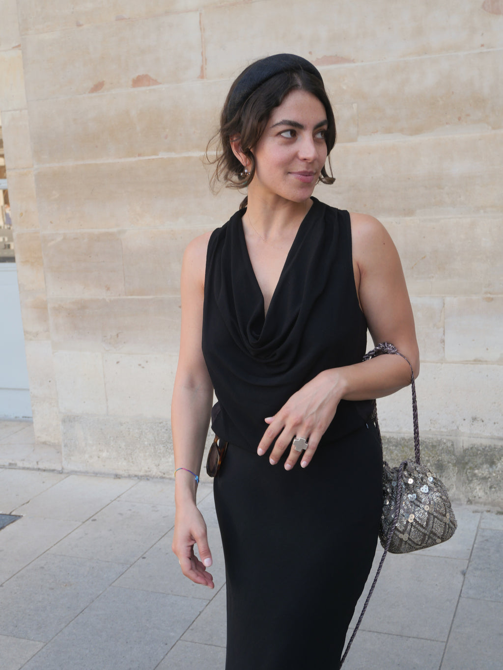Femme portant un serre-tête Raphia Paris dans un look chic