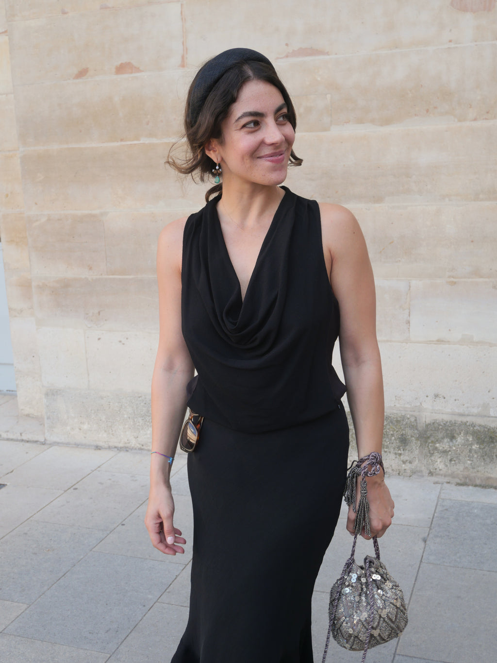 Serre-tête élégant Raphia Paris porté dans un look féminin