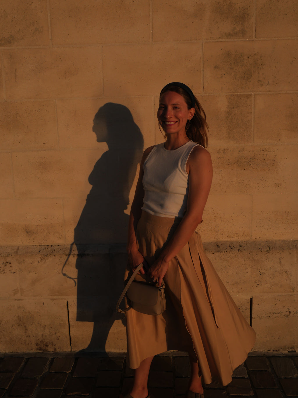 Serre-tête Raphia Paris porté dans un look d'été féminin