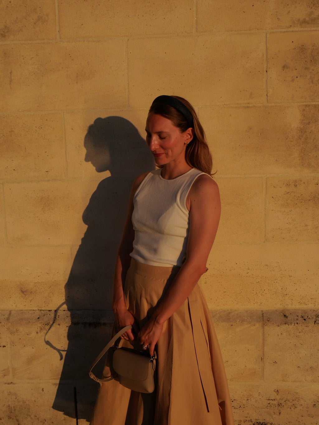 Femme portant un serre-tête élégant pour une soirée d'été