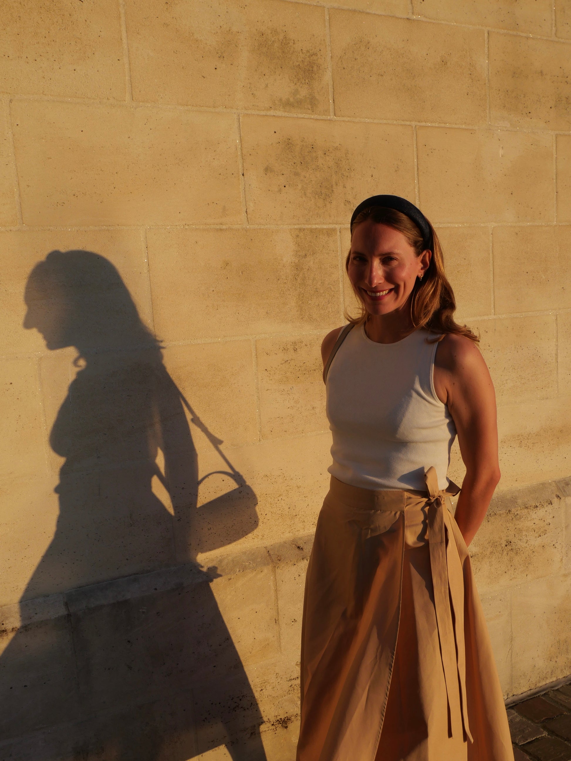 Serre-tête Raphia Paris pour un look d’invitée de mariage chic