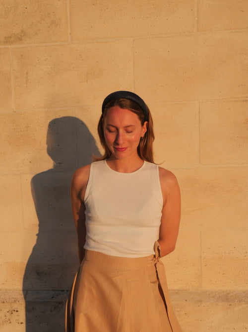 Accessoire cheveux Raphia Paris porté dans un style élégant