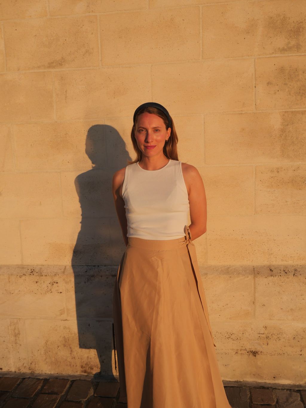 Serre-tête chic porté avec une tenue d'été parisienne élégante
