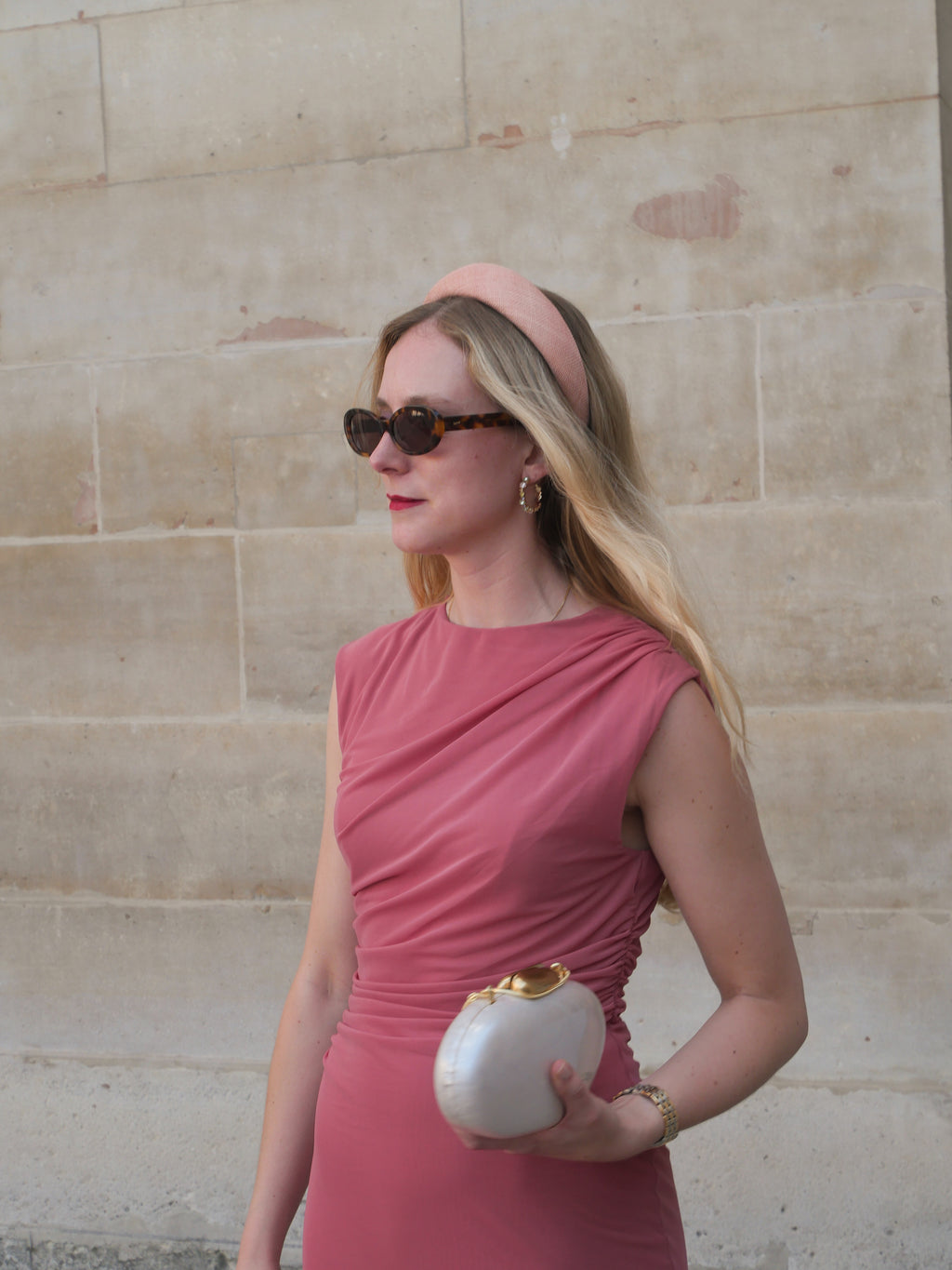 Accessoire cheveux Raphia Paris porté avec une tenue de cérémonie