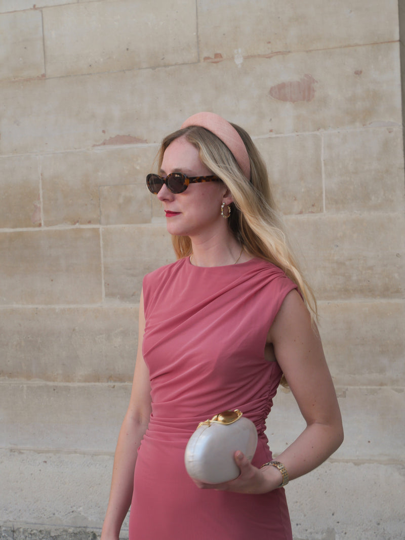 Accessoire cheveux Raphia Paris porté avec une tenue de cérémonie