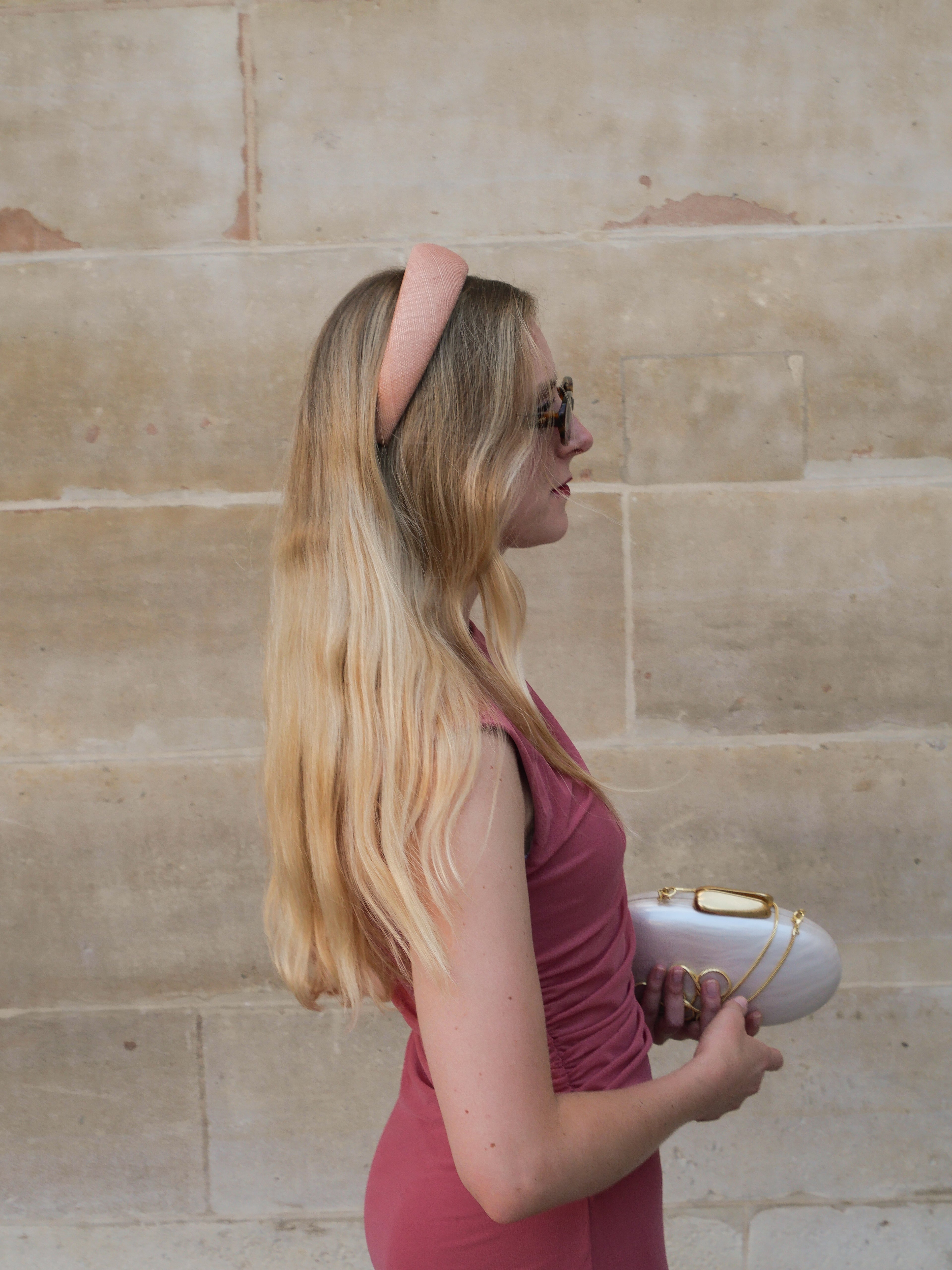 Serre-tête Raphia Paris dans un look élégant pour un mariage