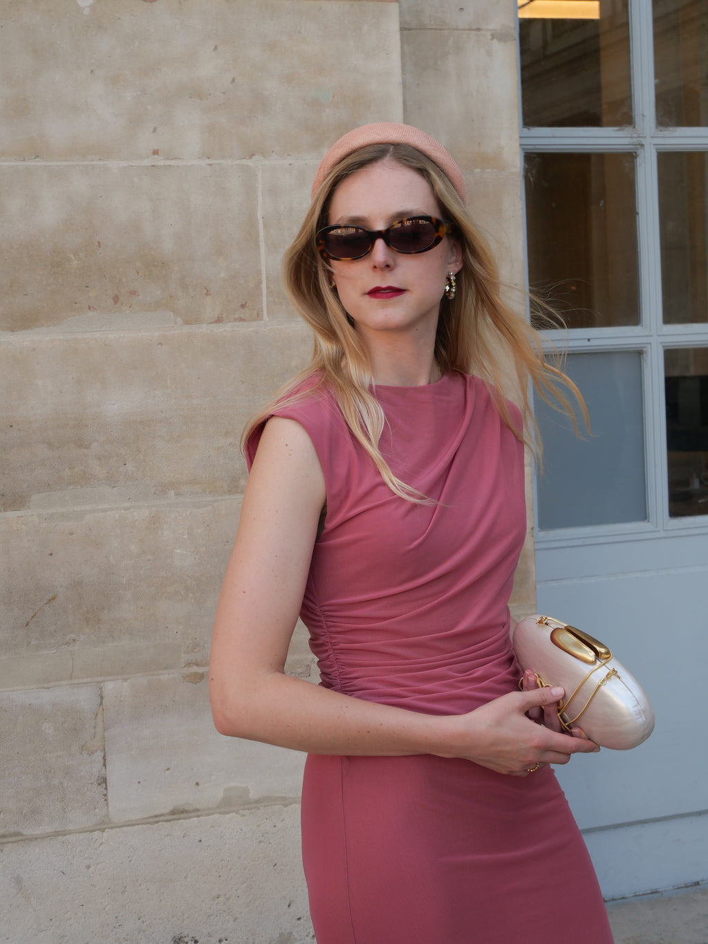 Serre-tête Raphia Paris porté dans un look de cérémonie féminin